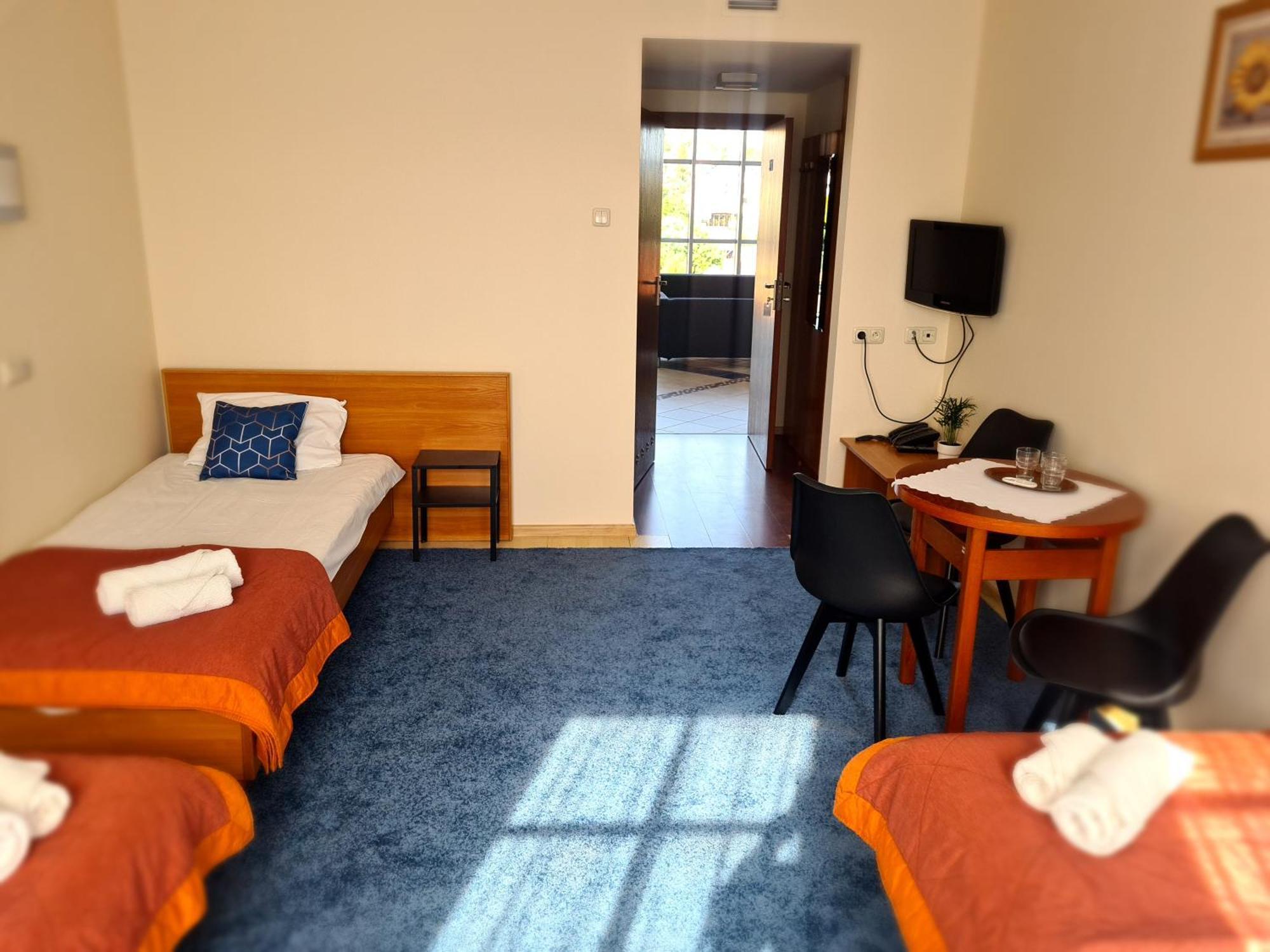 Apart Hotel Sutoris Bochnia Bagian luar foto