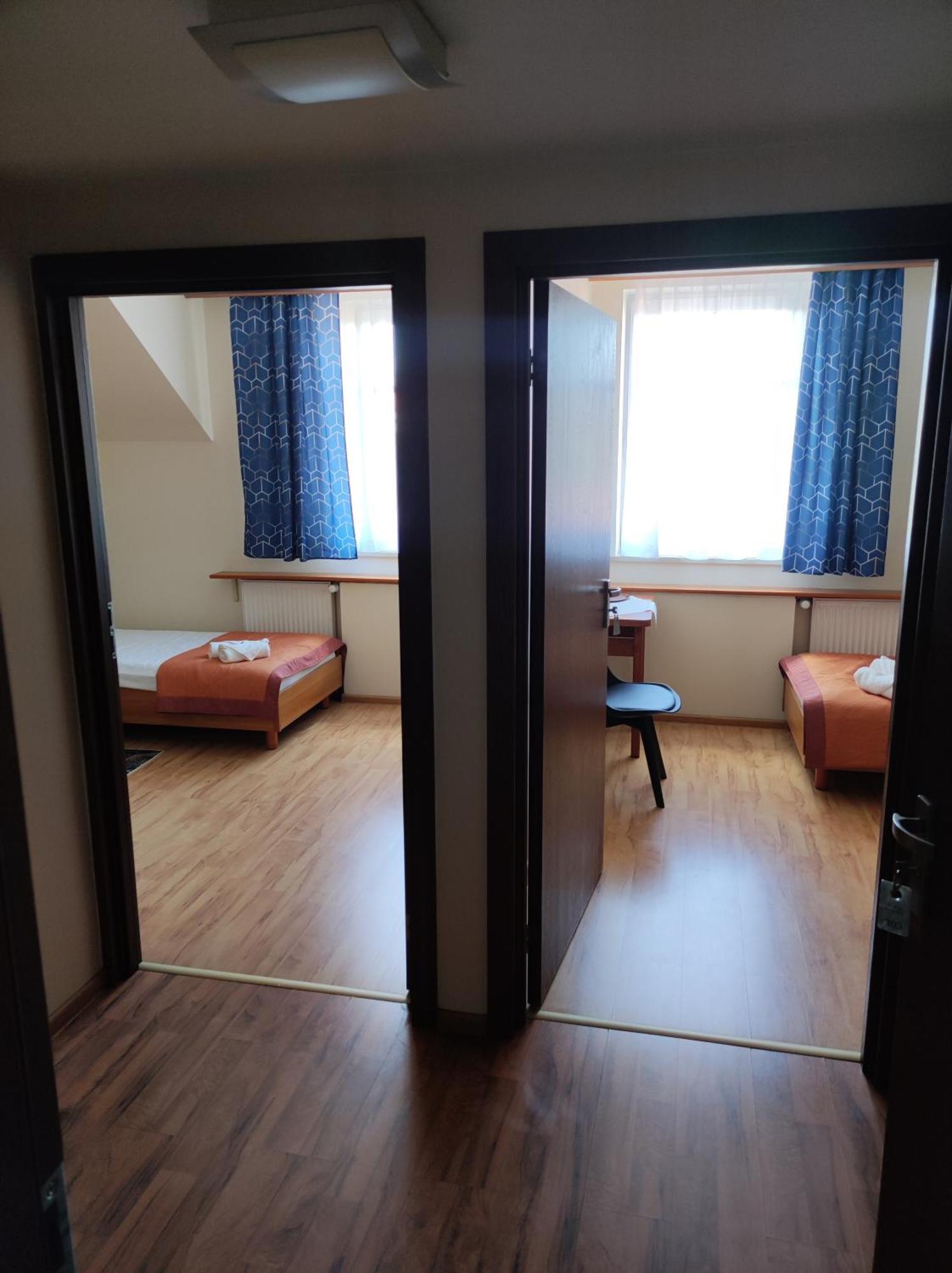 Apart Hotel Sutoris Bochnia Bagian luar foto